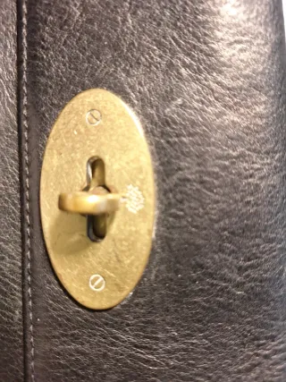 Cartera Mulberry de piel negra con cierre dorado.