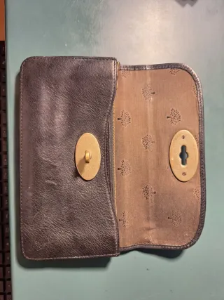 Cartera Mulberry de piel negra con cierre dorado.