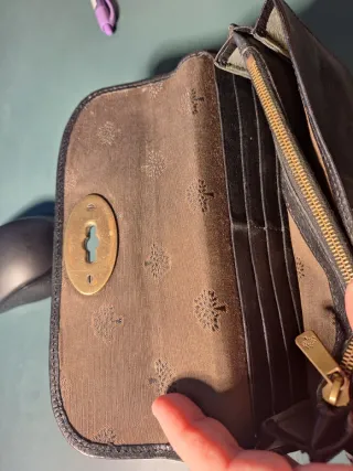 Cartera Mulberry de piel negra con cierre dorado.