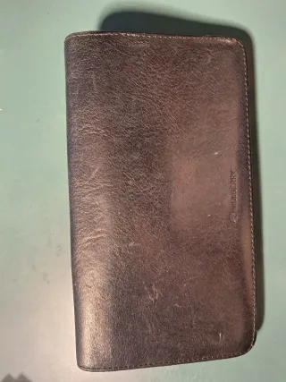 Cartera Mulberry de piel negra con cierre dorado.