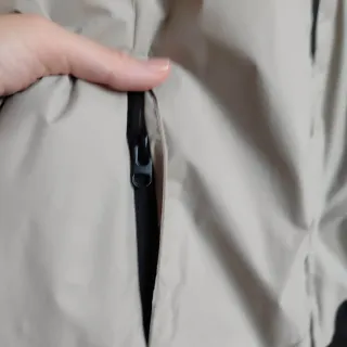 Cortavientos bicolor negro y beige de Zara