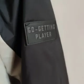 Cortavientos bicolor negro y beige de Zara