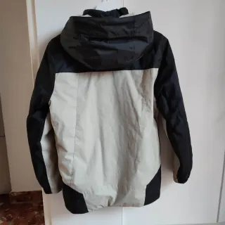 Cortavientos bicolor negro y beige de Zara