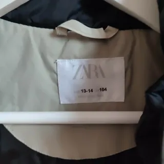 Cortavientos bicolor negro y beige de Zara