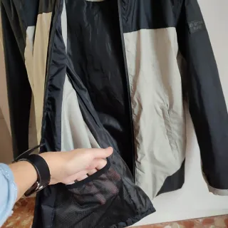 Cortavientos bicolor negro y beige de Zara