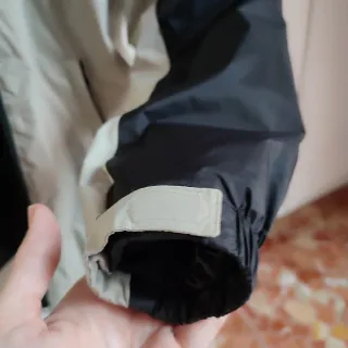 Cortavientos bicolor negro y beige de Zara