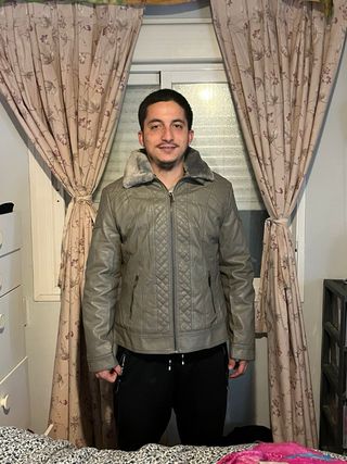 Chaqueta gris con cuello de pelo