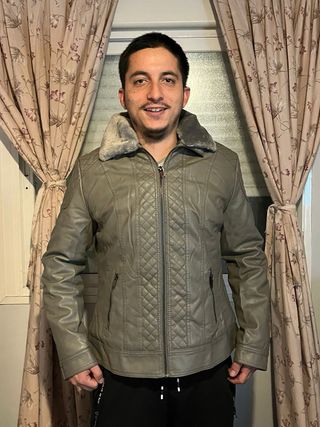 Chaqueta gris con cuello de pelo