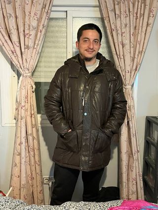 Chaqueta gris con cuello de pelo