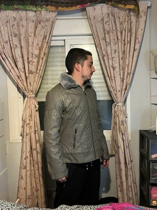 Chaqueta gris con cuello de pelo