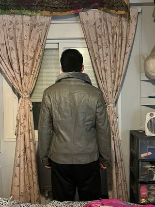 Chaqueta gris con cuello de pelo