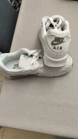 2 Pares Zapatillas Asics y Nike Negras y Blancas