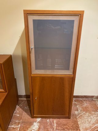 Vitrina de madera con cristal
