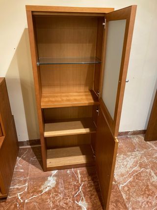 Vitrina de madera con cristal