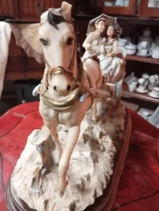Statua Capodimonte Carrozza con Ombrello