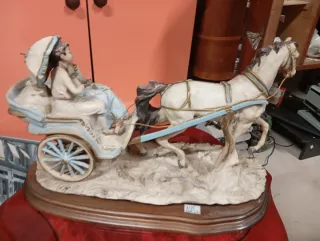 Statua Capodimonte Carrozza con Ombrello