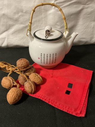 Tetera blanca con asa de bambú