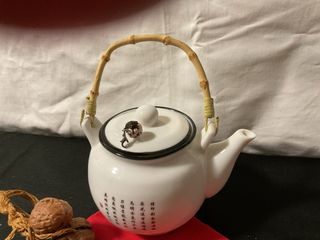 Tetera blanca con asa de bambú