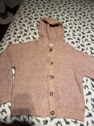Cárdigan rosa de punto con capucha