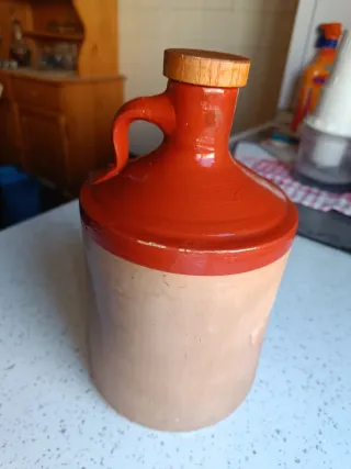 Garrafa de barro con tapón de madera