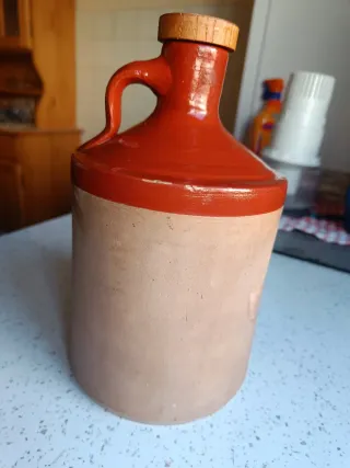 Garrafa de barro con tapón de madera