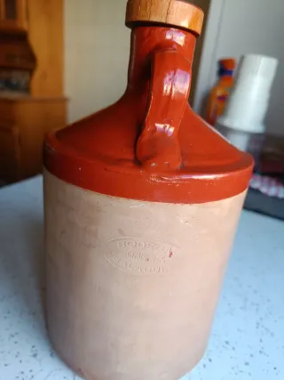 Garrafa de barro con tapón de madera