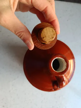 Garrafa de barro con tapón de madera
