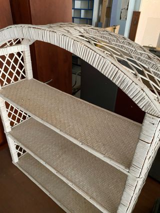 Estantería de mimbre blanca