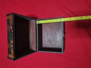 Cofre de legno con bel disegno oro e legno.