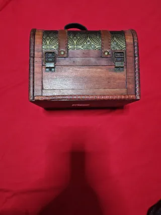 Cofre de legno con bel disegno oro e legno.