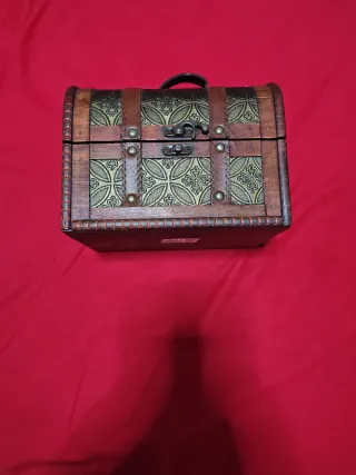 Cofre de legno con bel disegno oro e legno.