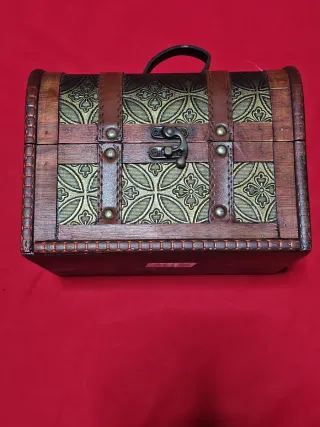 Cofre de legno con bel disegno oro e legno.