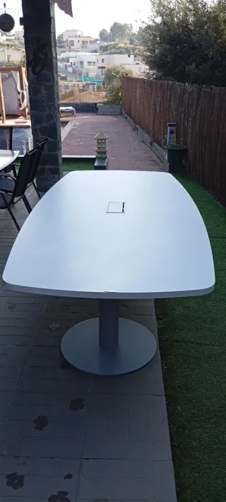 Mesa de oficina blanca de madera y patas de hierro