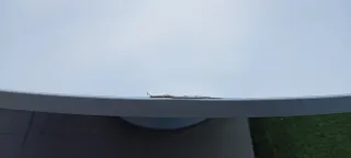 Mesa de oficina blanca de madera y patas de hierro
