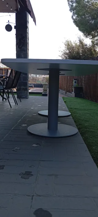 Mesa de oficina blanca de madera y patas de hierro