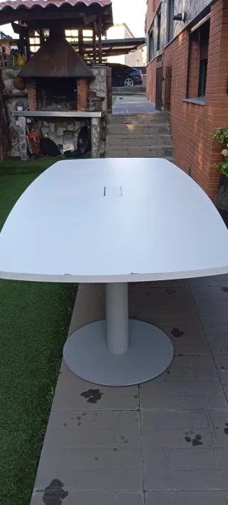 Mesa de oficina blanca de madera y patas de hierro