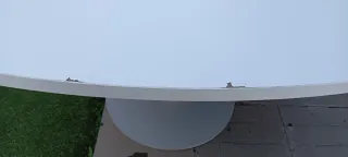 Mesa de oficina blanca de madera y patas de hierro