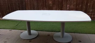Mesa de oficina blanca de madera y patas de hierro