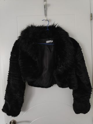 Chaqueta corta de pelo sintético de Red Queen