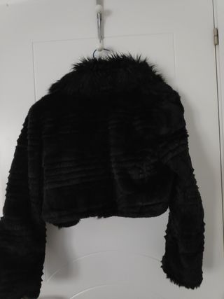 Chaqueta corta de pelo sintético de Red Queen