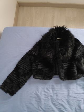 Chaqueta corta de pelo sintético de Red Queen