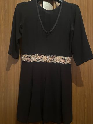 Vestido negro con detalle bordado
