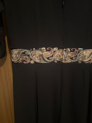 Vestido negro con detalle bordado