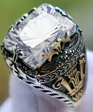 Anillo con piedra grande y detalles dorados