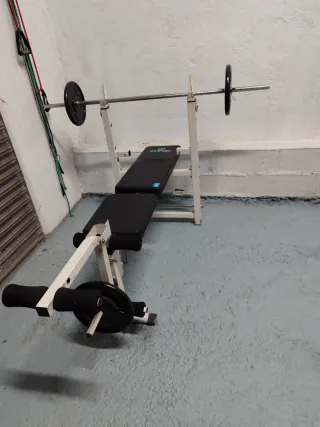 Banco de pesas con barra y discos