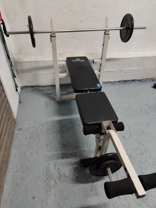Banco de pesas con barra y discos