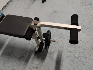 Banco de pesas con barra y discos