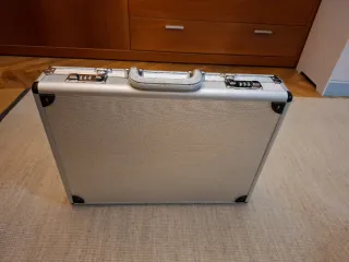 Maletín de aluminio con combinación