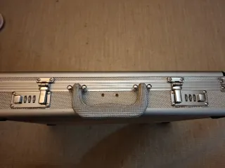 Maletín de aluminio con combinación