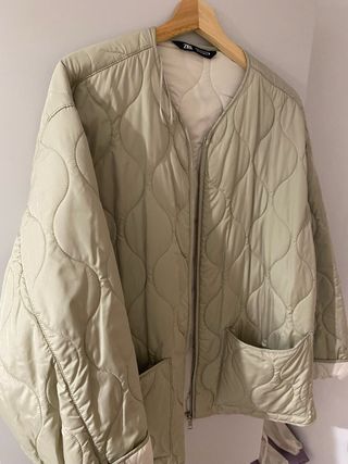 Chaqueta Zara acolchada verde oliva